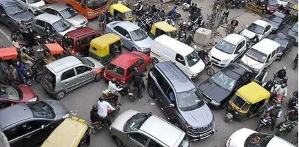 La police indienne transforme les feux de circulation en feux à commande vocale pour faire taire les automobilistes